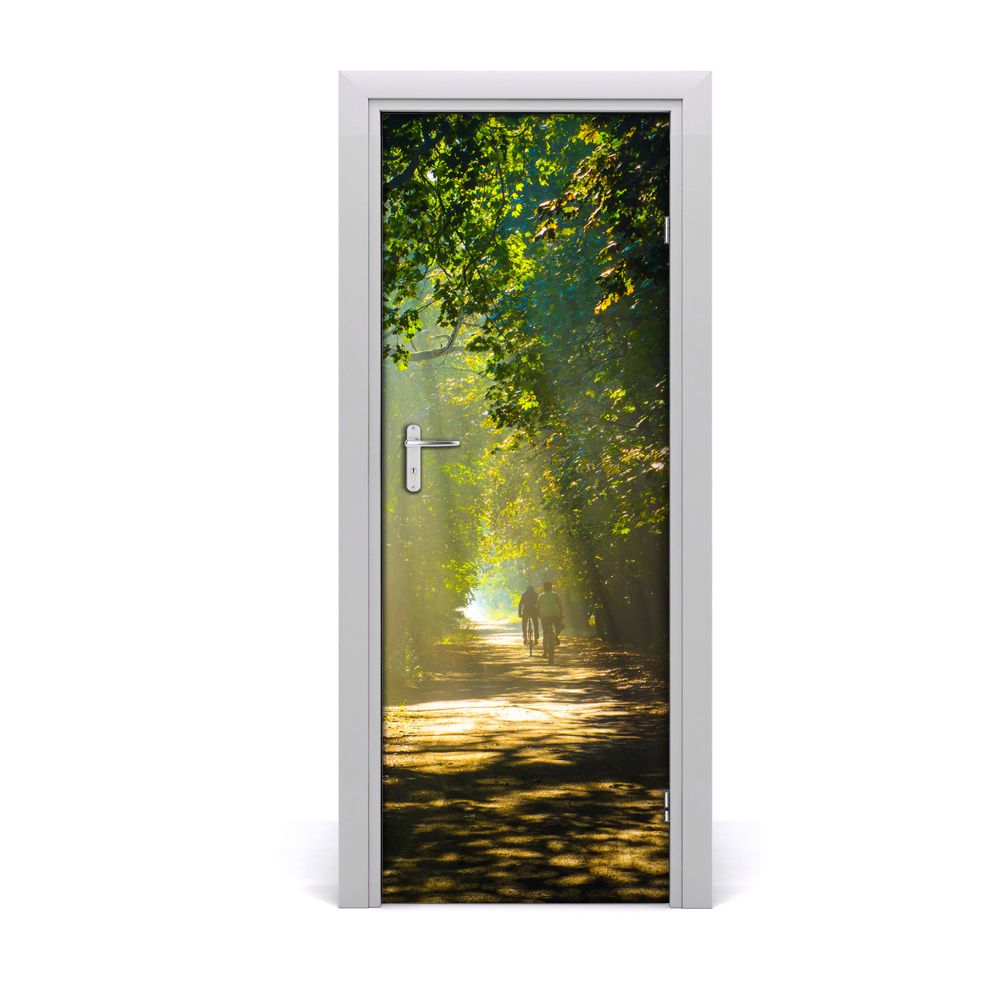 Naklejka fototapeta na drzwi Promienie słońca wśród drzew