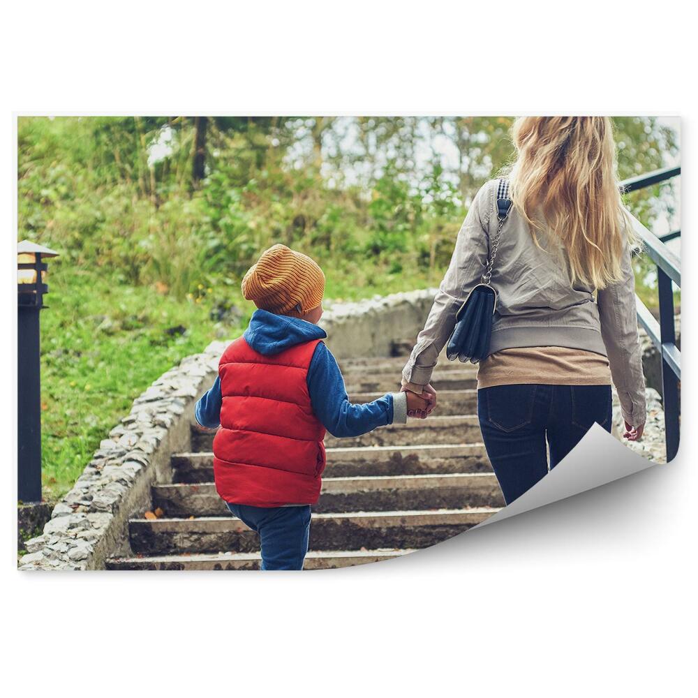 Fototapeta samoprzylepna Mama i syn wchodzący po schodach spacer
