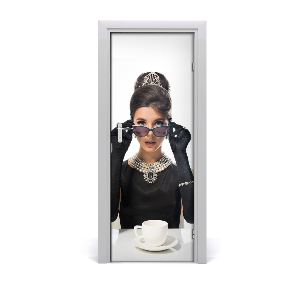 Naklejka fototapeta na drzwi Kobieta w stroju Audrey Hepburn