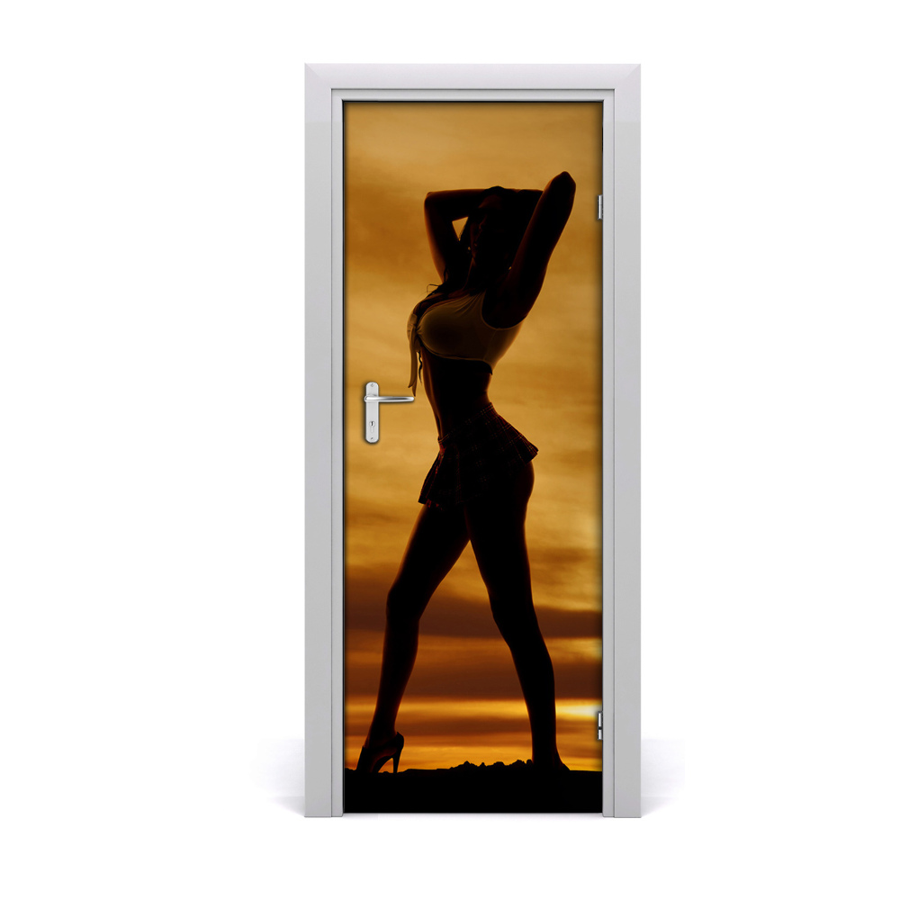 Naklejka fototapeta na drzwi Kobieta w krótkiej spódniczce