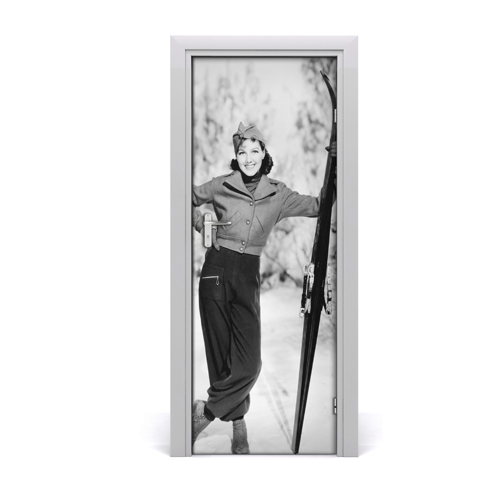 Naklejka fototapeta na drzwi Czarno-biała kobieta i narty
