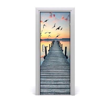 Naklejka na drzwi samoprzylepna Molo jezioro ptaki