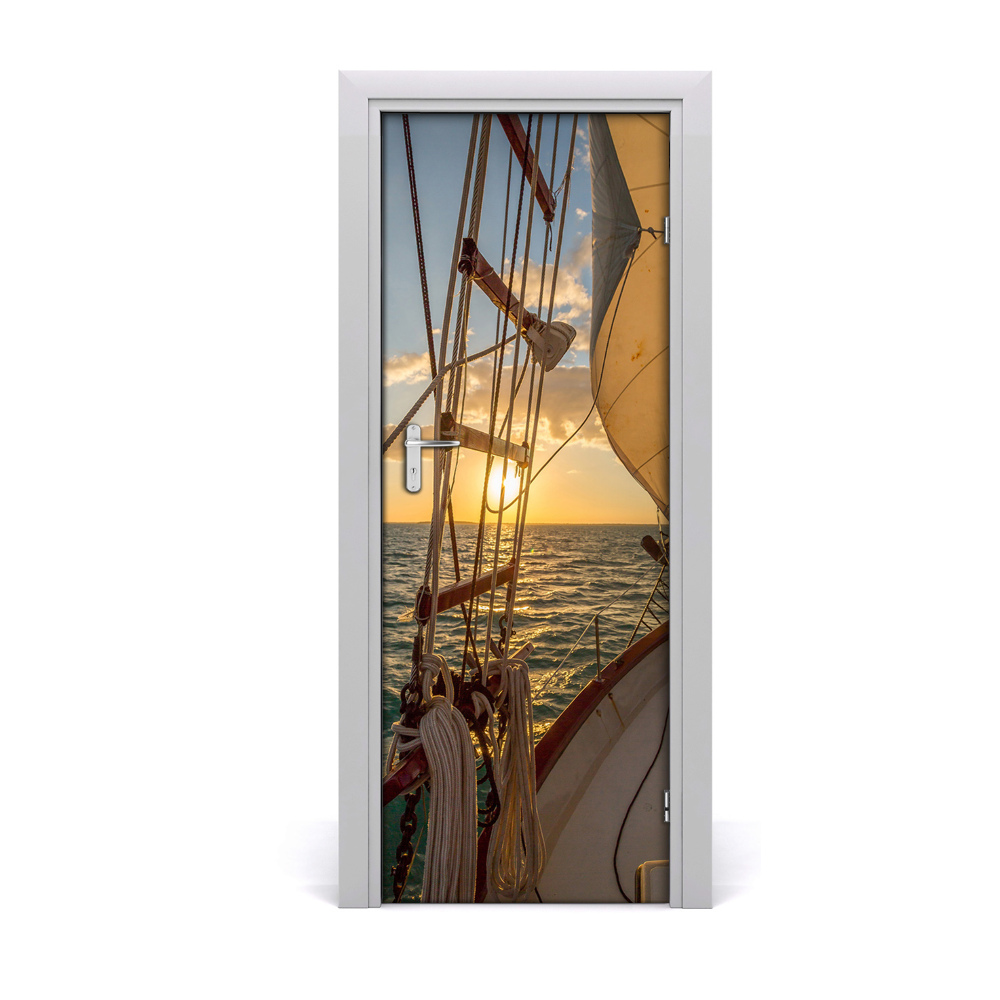 Fototapeta samoprzylepna na drzwi Jacht na morzu na tle słońca