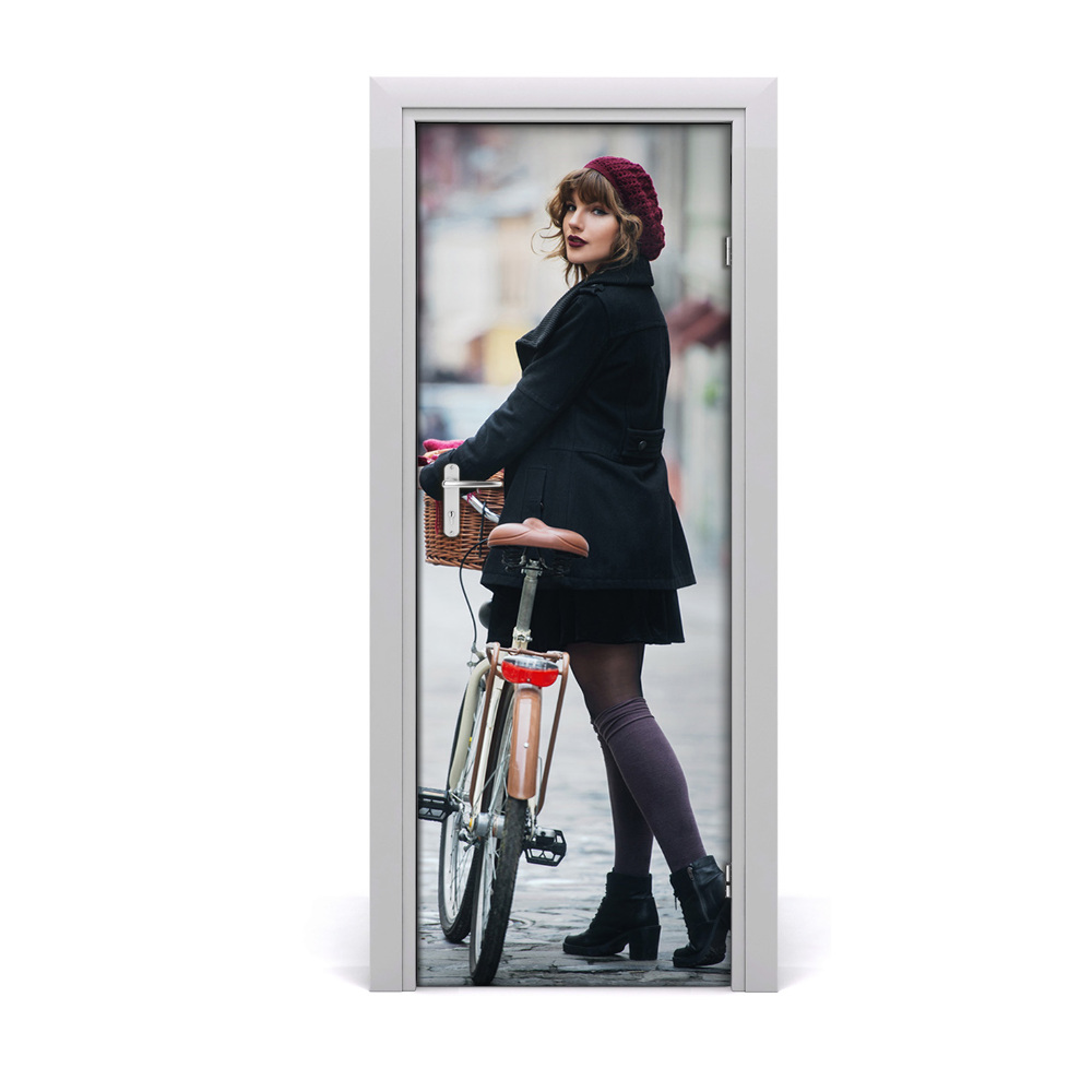 Fototapeta samoprzylepna drzwi Kobieta w berecie z rowerem