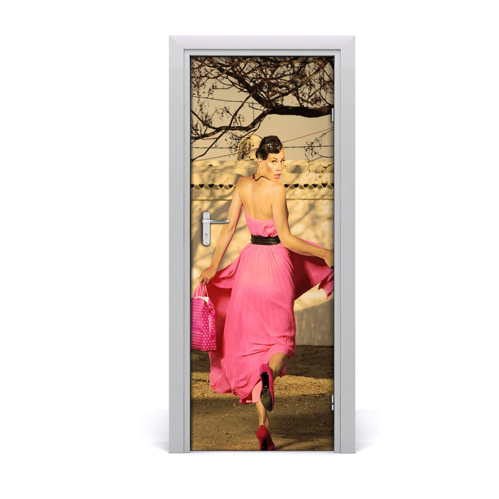 Naklejka fototapeta na drzwi Kobieta w różowej sukience