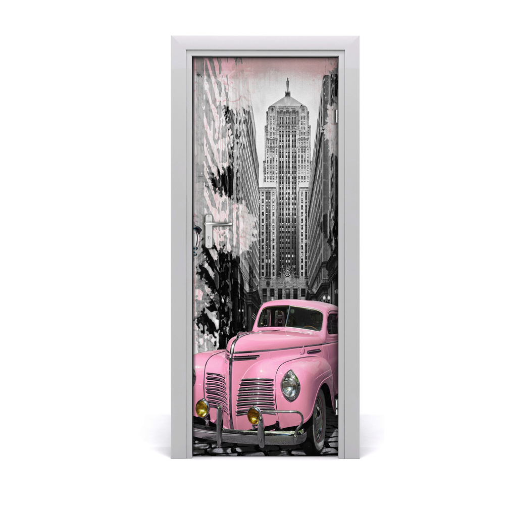 Fototapeta samoprzylepna na drzwi Różowe auto na czarno-białym tle miasta
