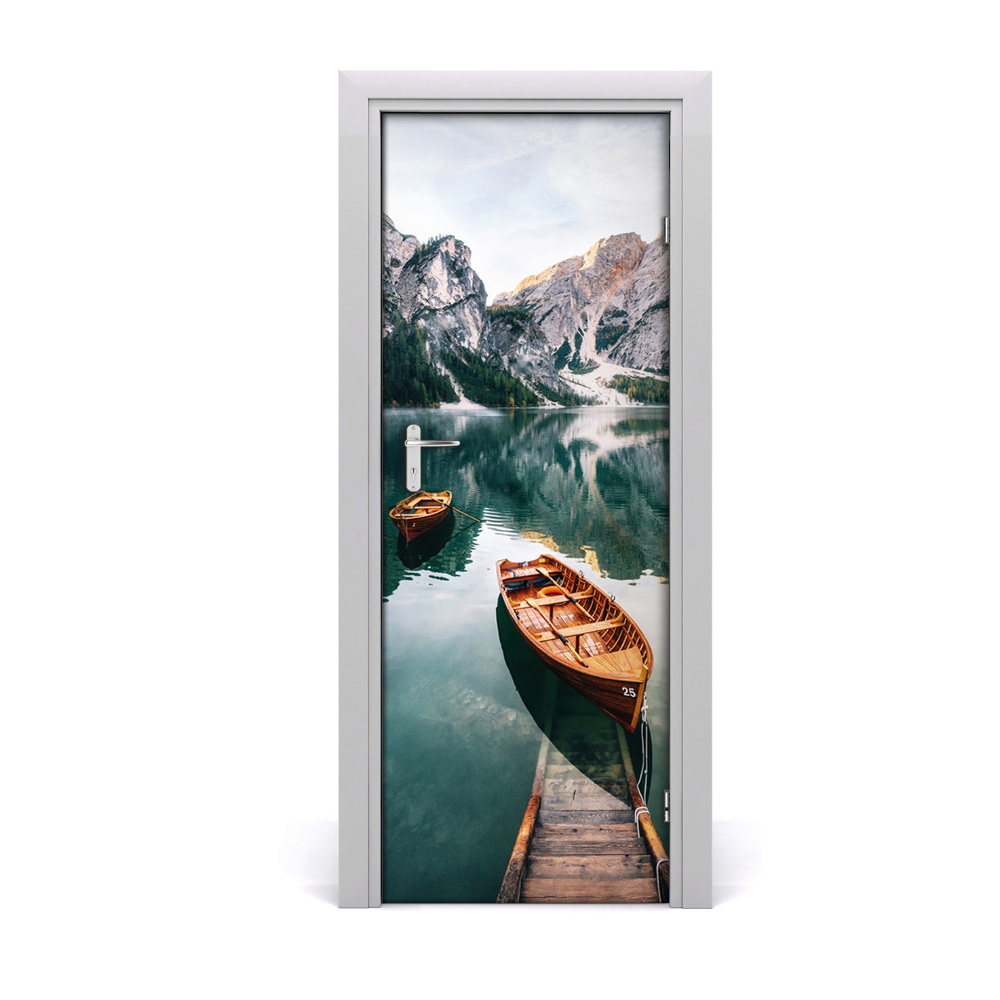 Fototapeta samoprzylepna drzwi Łódki na górskim jeziorze