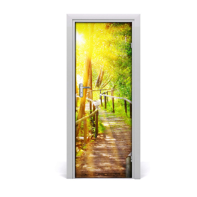 Naklejka fototapeta na drzwi Ścieżka w lesie wśród drzew