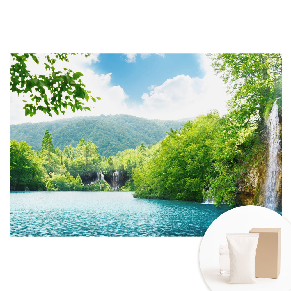 Fototapeta z nadrukiem na flizelinie Wodospad wśród zieleni gór