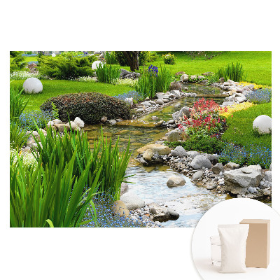 Fototapeta na flizelinie Zielony ogród z kamiennym strumieniem