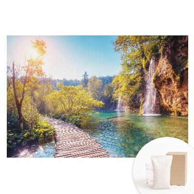Fototapeta flizelinowa ze wzorem spokojnego jeziora i wodospadu