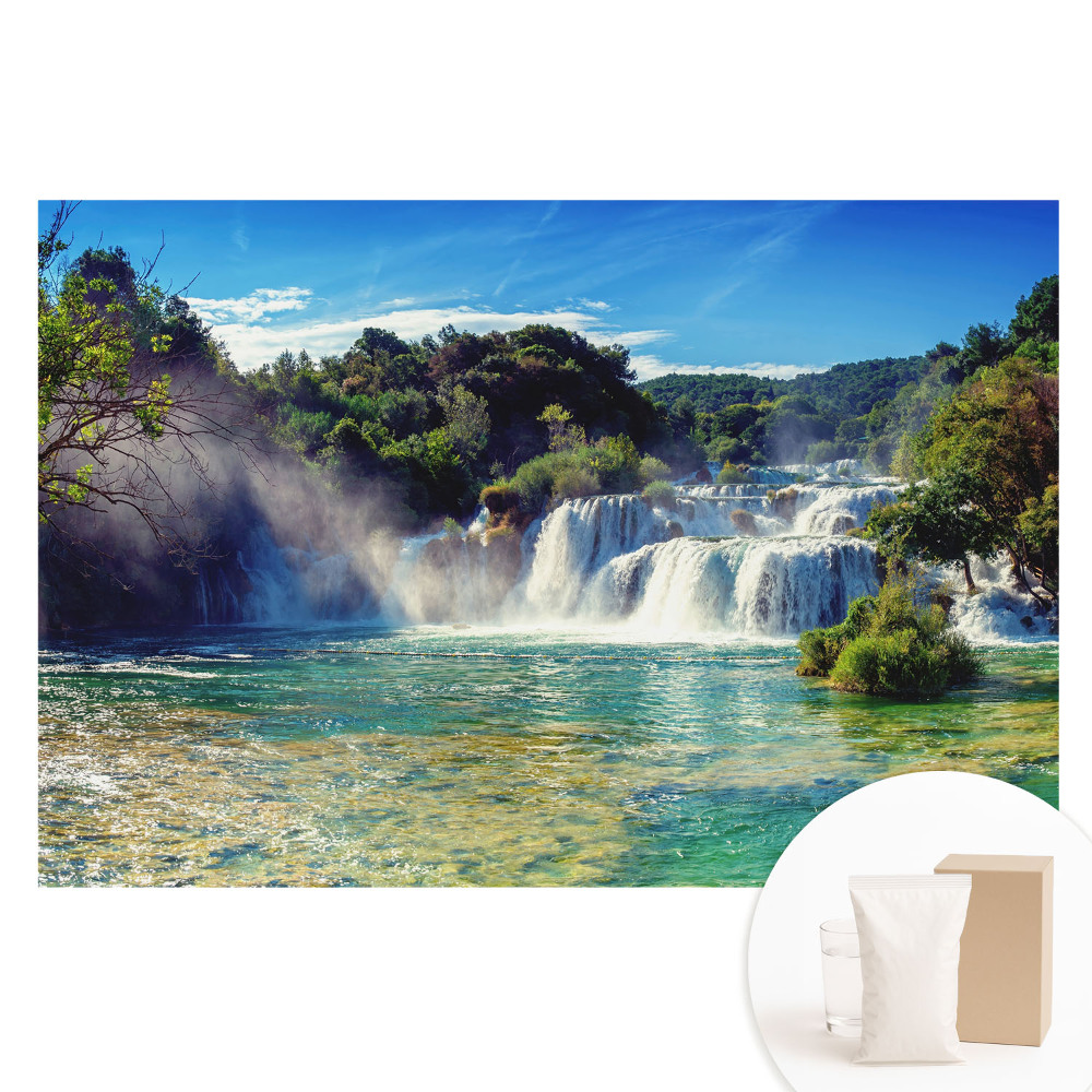 Tapeta fotograficzna flizelinowa Zachwycający wodospad w otoczeniu zieleni