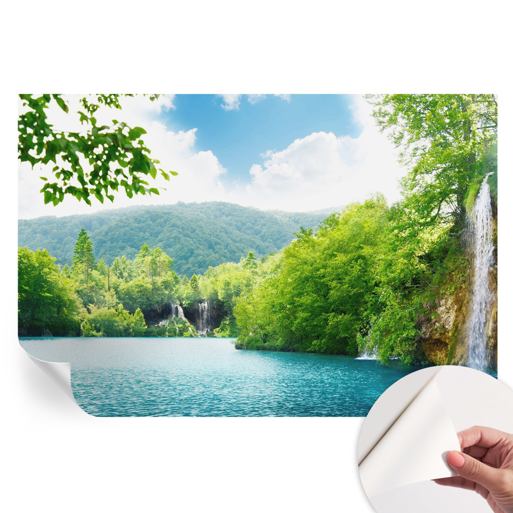 Samoprzylepna fototapeta na ścianę z motywem naturalnego wodospadu do sypialni