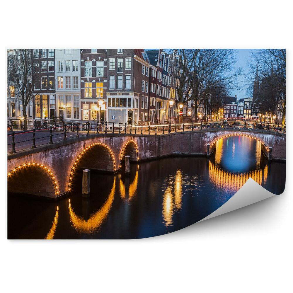 Fototapeta samoprzylepna Miasto podświetlone mosty woda budynki