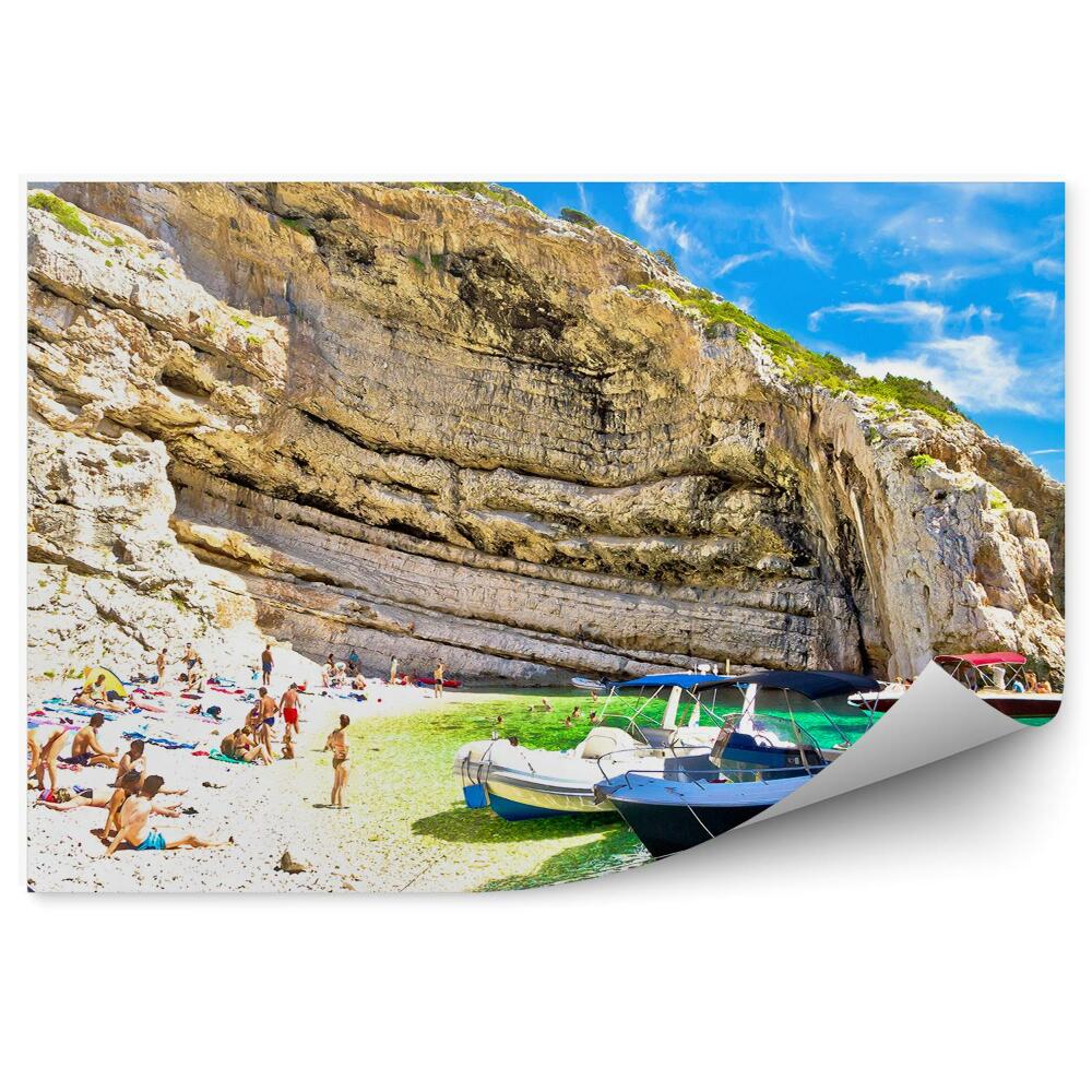 Fototapeta na ścianę Kamienista plaża łodzie skarpy turyści