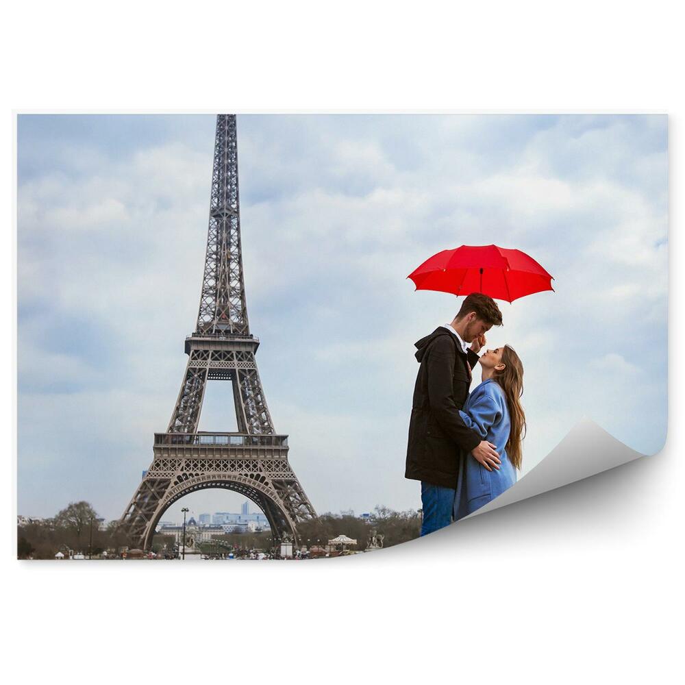 Fototapeta samoprzylepna Młoda para zakochana pod parasolem paryż