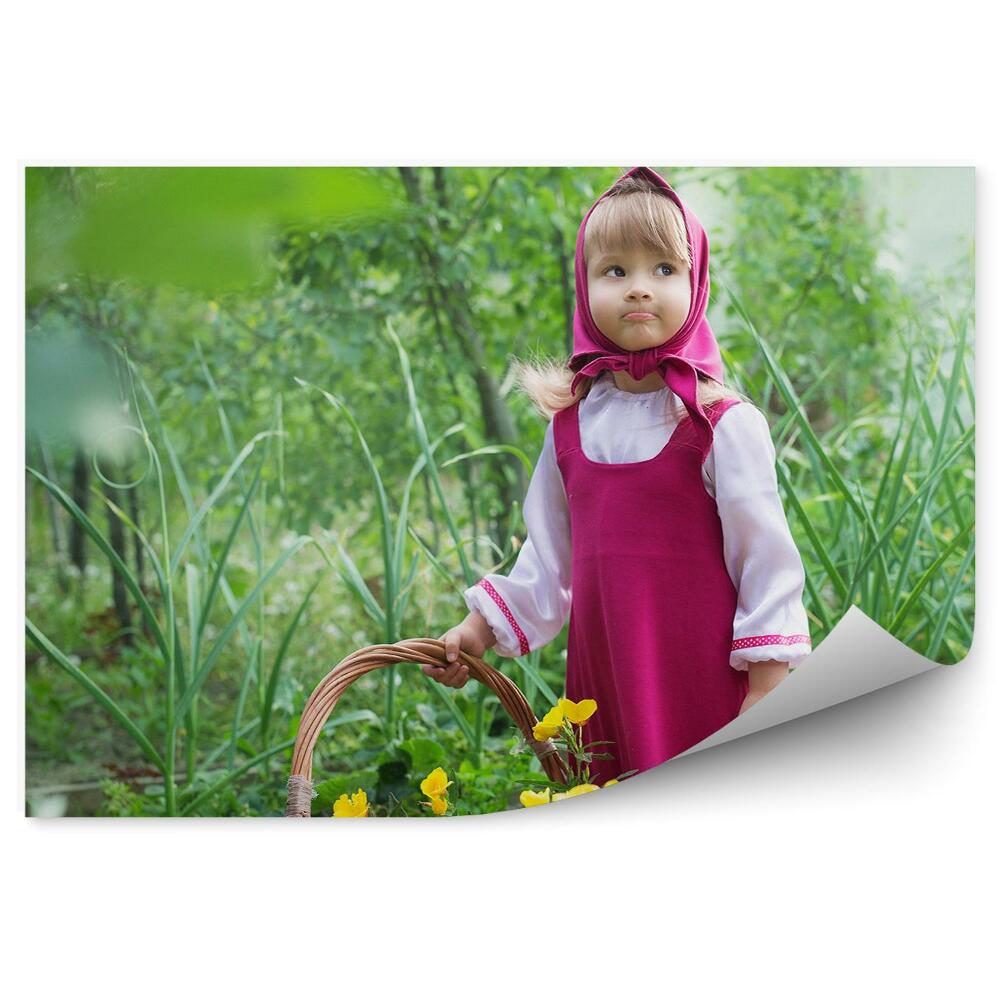 Okleina na ścianę mała dziewczyna w stroju wiejskim koszyk kwiaty trawa