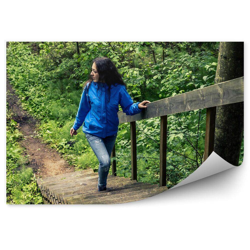 Fototapeta samoprzylepna Drewniane schody w lesie kobieta turystyka