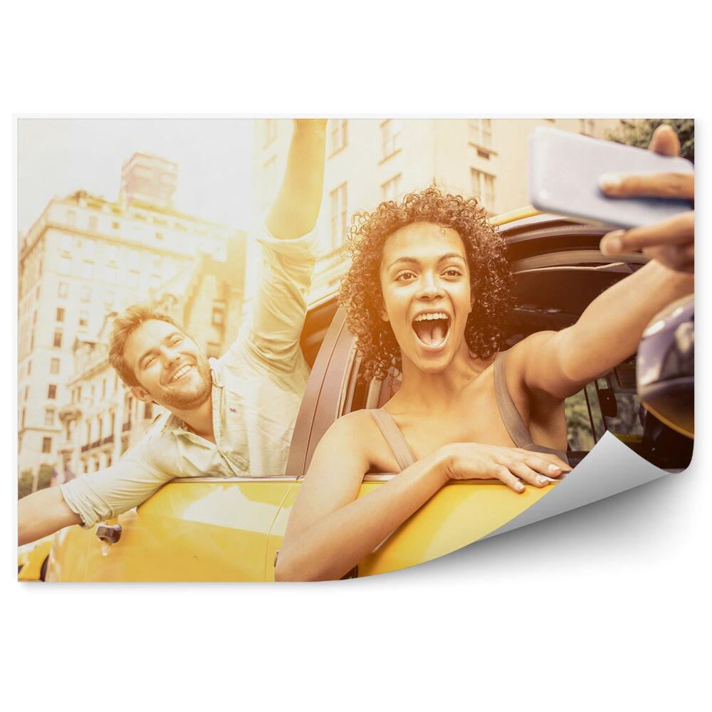 Fototapeta na ścianę Uśmiechnięci ludzie w żółtej taksówce vintage
