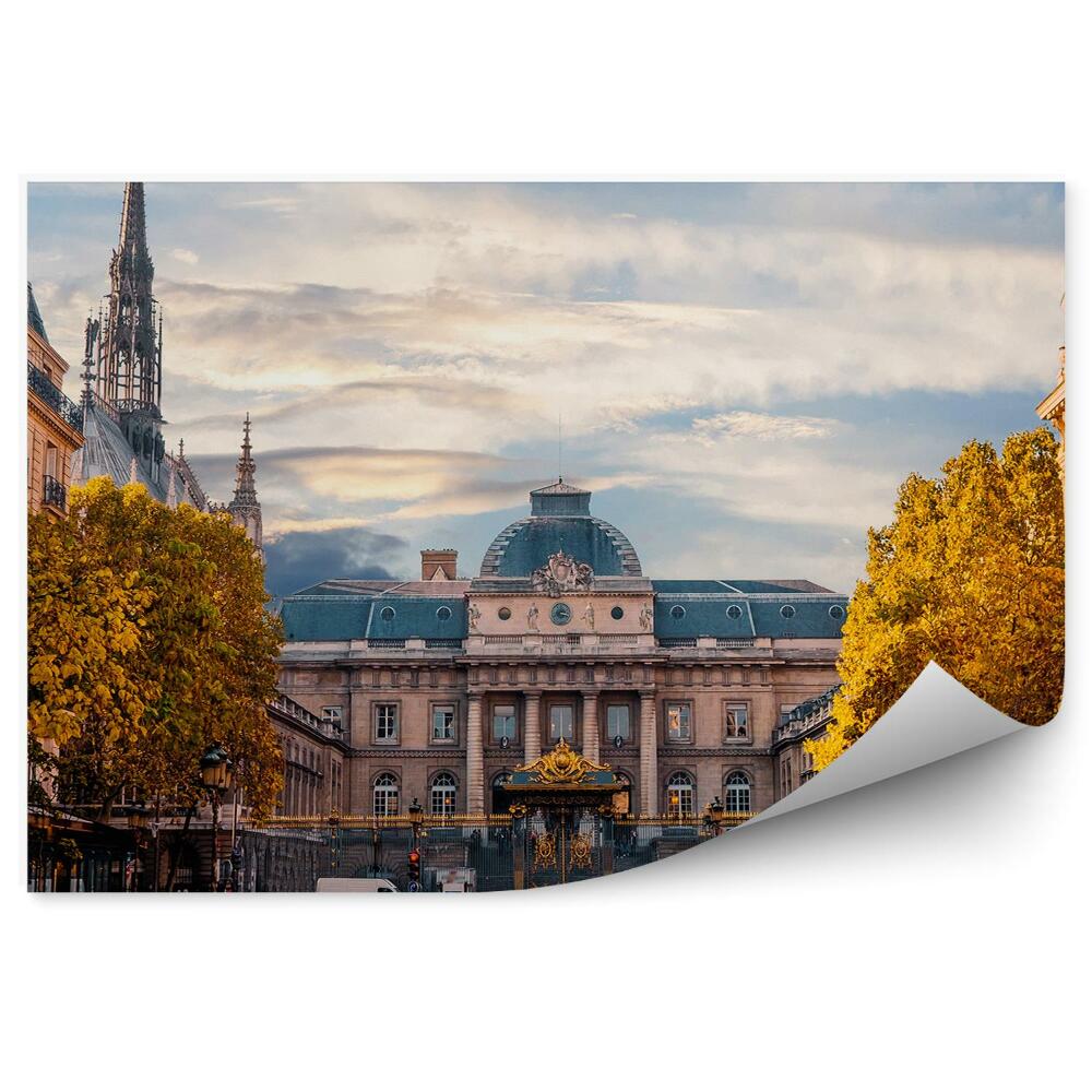 Fototapeta Sainte Chapelle katedra Pałac sprawiedliwości Paryż drzewa chodnik ludzie niebo chmury