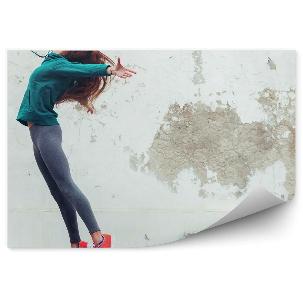 Fototapeta samoprzylepna Fitness dziewczyna mur ulica