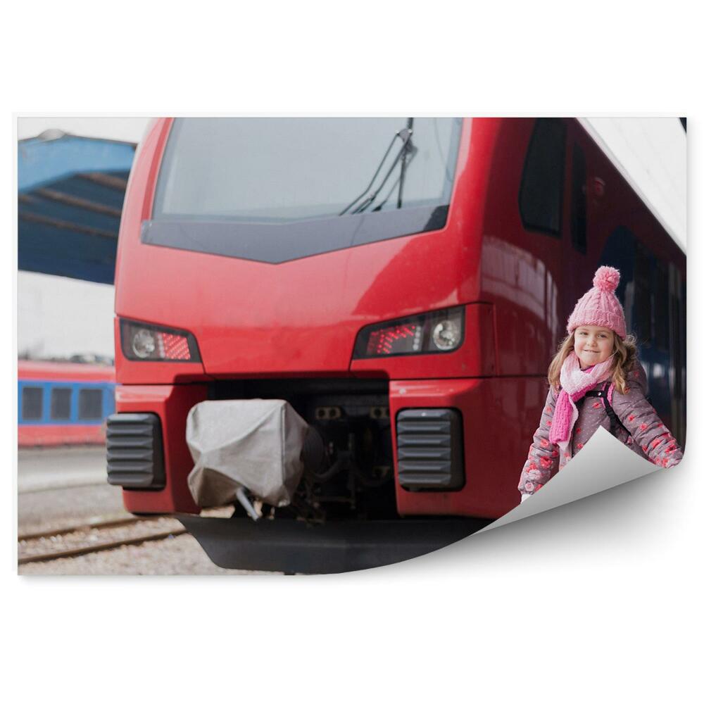 Fototapeta na ścianę Dziewczynka na dworcu obok pociągu
