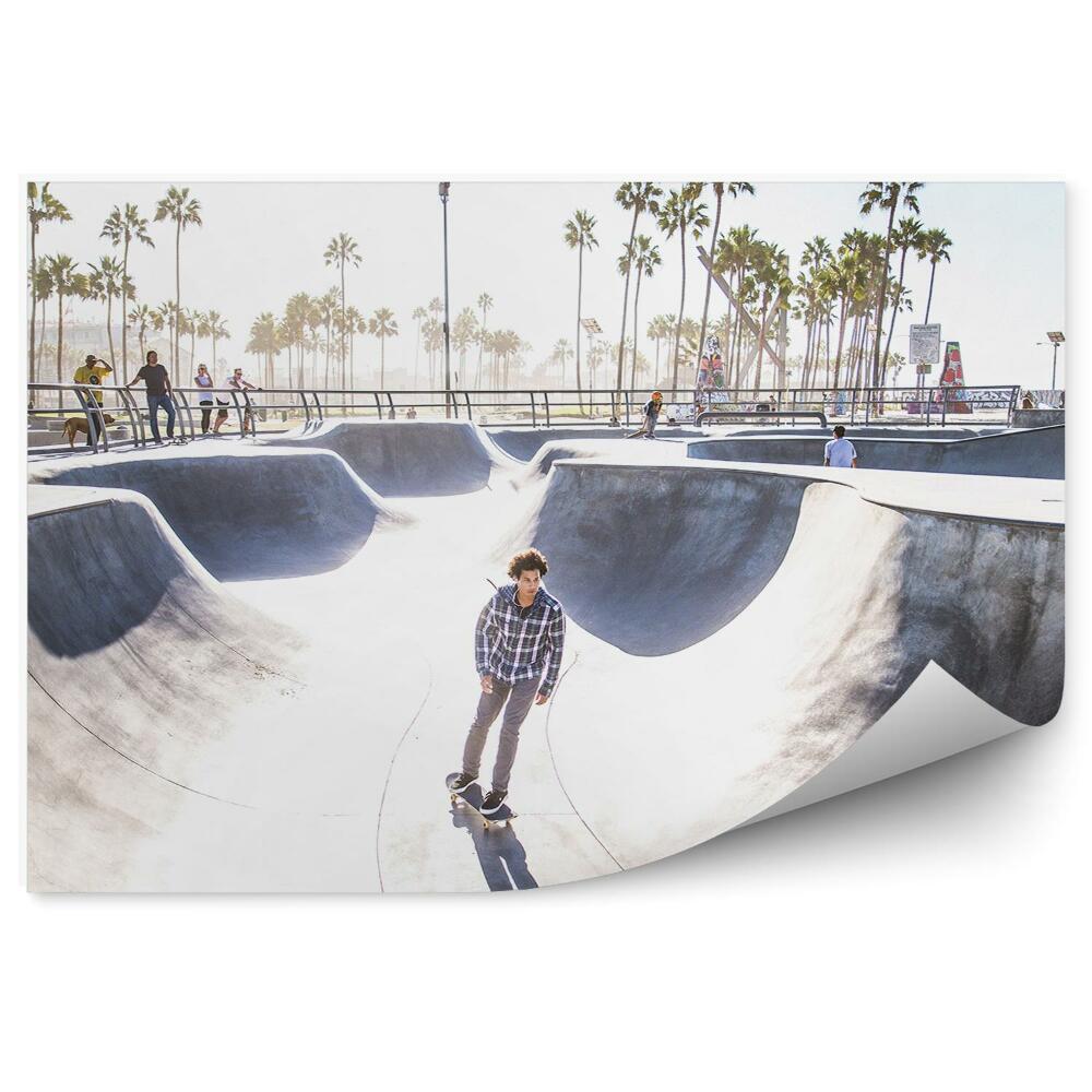 Fototapeta samoprzylepna Skatepark palmy nastolatki niebo