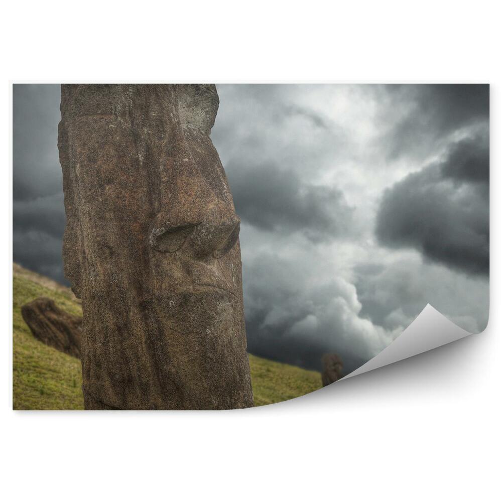 Fototapeta Wyspa wielkanocna posągi góry zieleń burzowe chmury