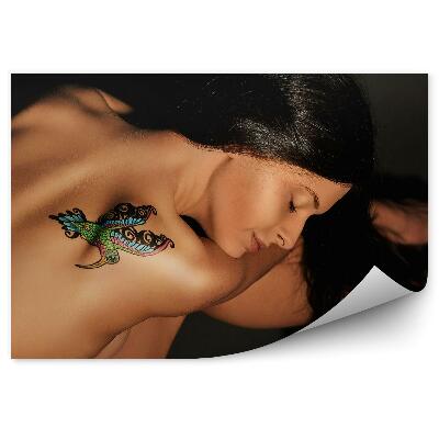 Fotopeta Czarnowłosa półnaga dziewczyna kolorowy tatuaż