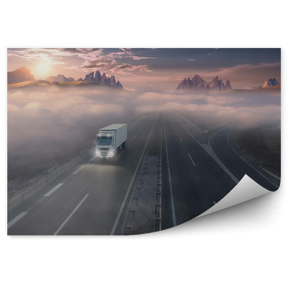 Fototapeta na ścianę Samotna ciężarówka na autostradzie w porannej mgle
