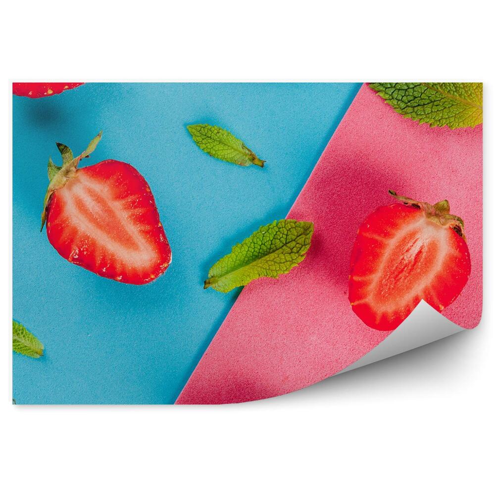 Fototapeta Połówki truskawek plasterki liście różowe niebieskie tło