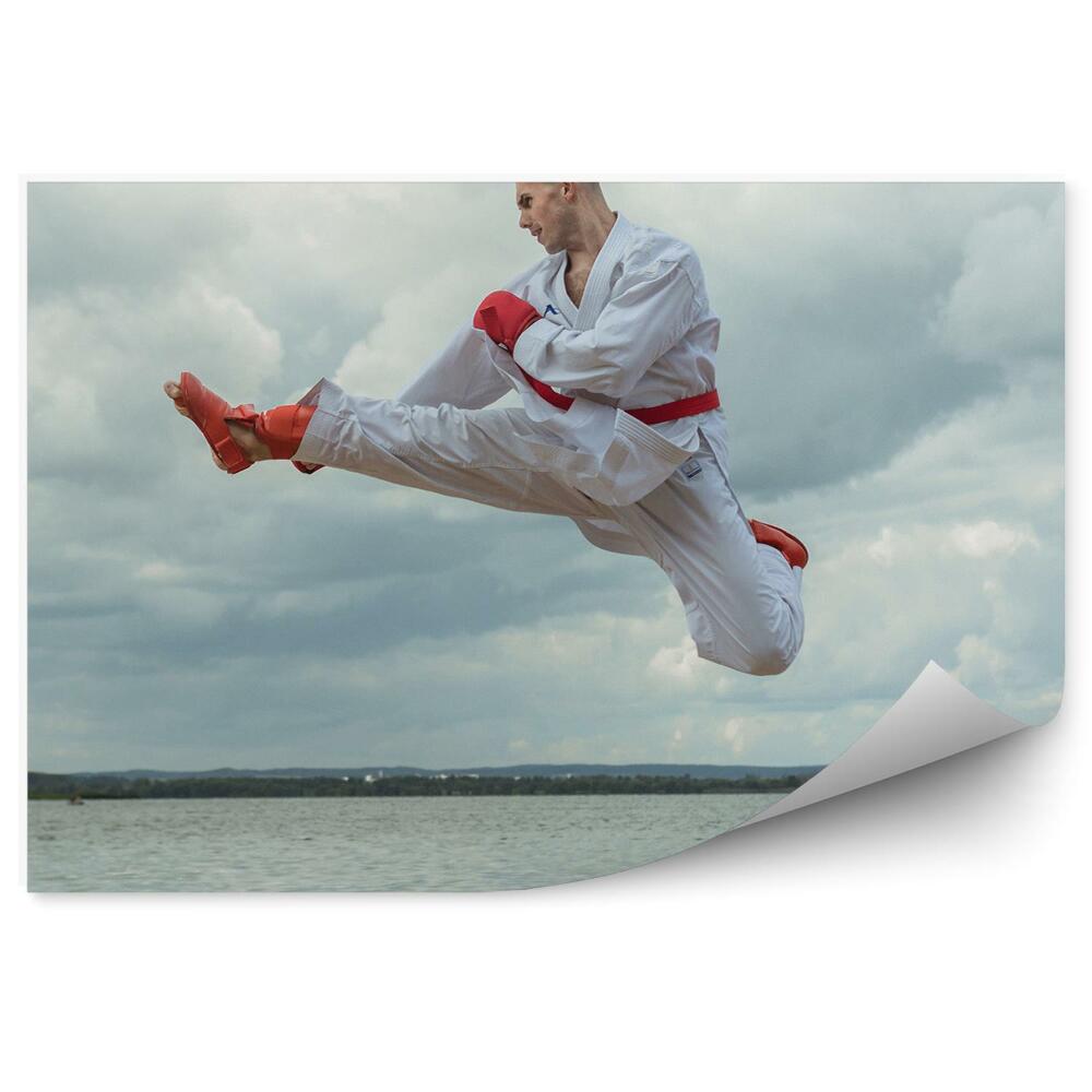 Fototapeta samoprzylepna Podskok karate kimono ocean niebo chmury