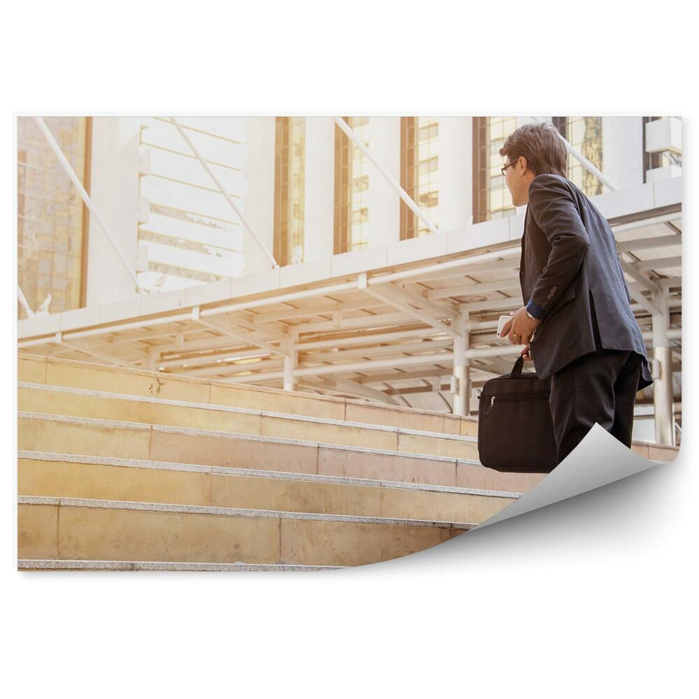 Fototapeta samoprzylepna Biznesmen wchodzący po schodach miasto architektura