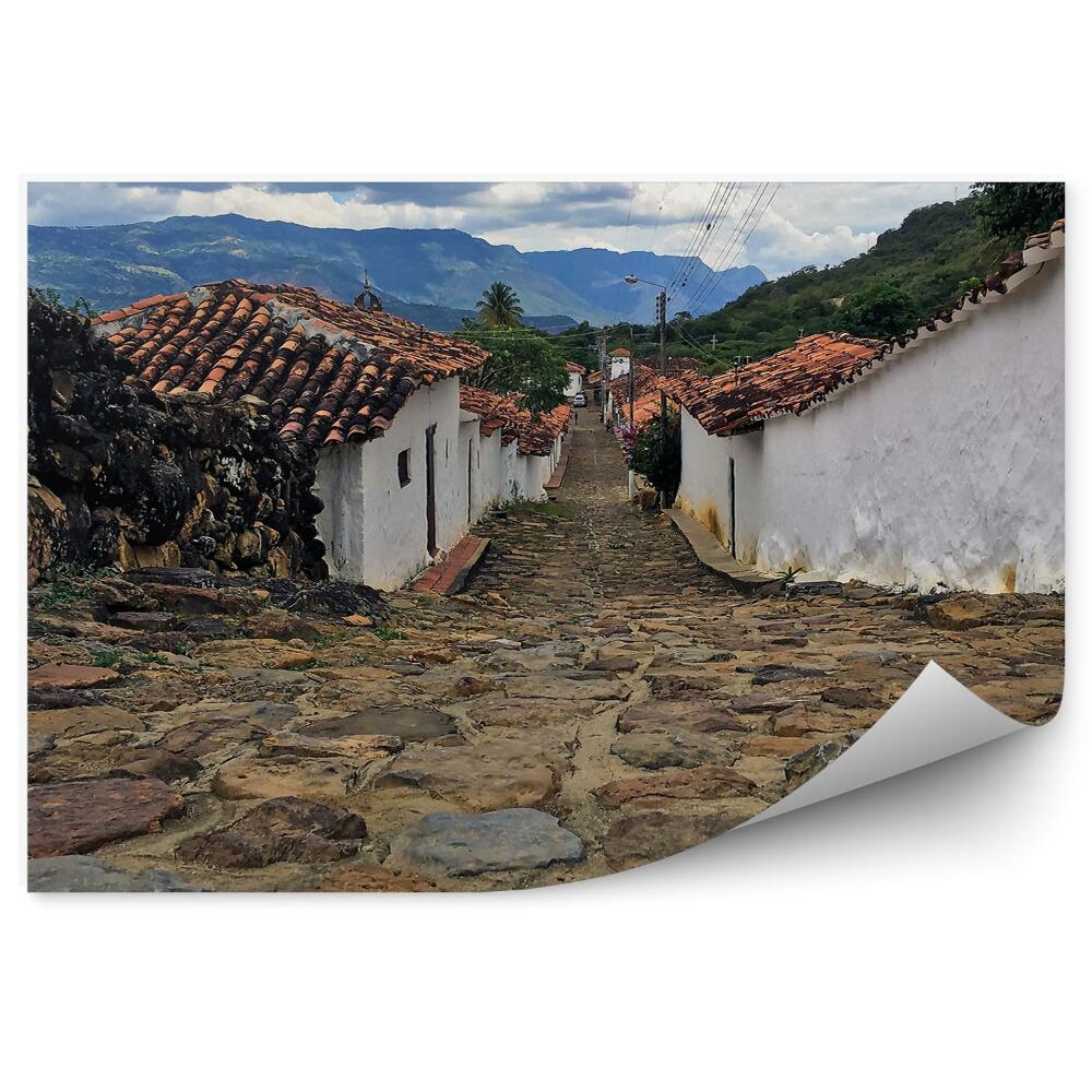 Okleina na ścianę zabytkowa ulica kolonialna kamienie niebo chmury góry wieś