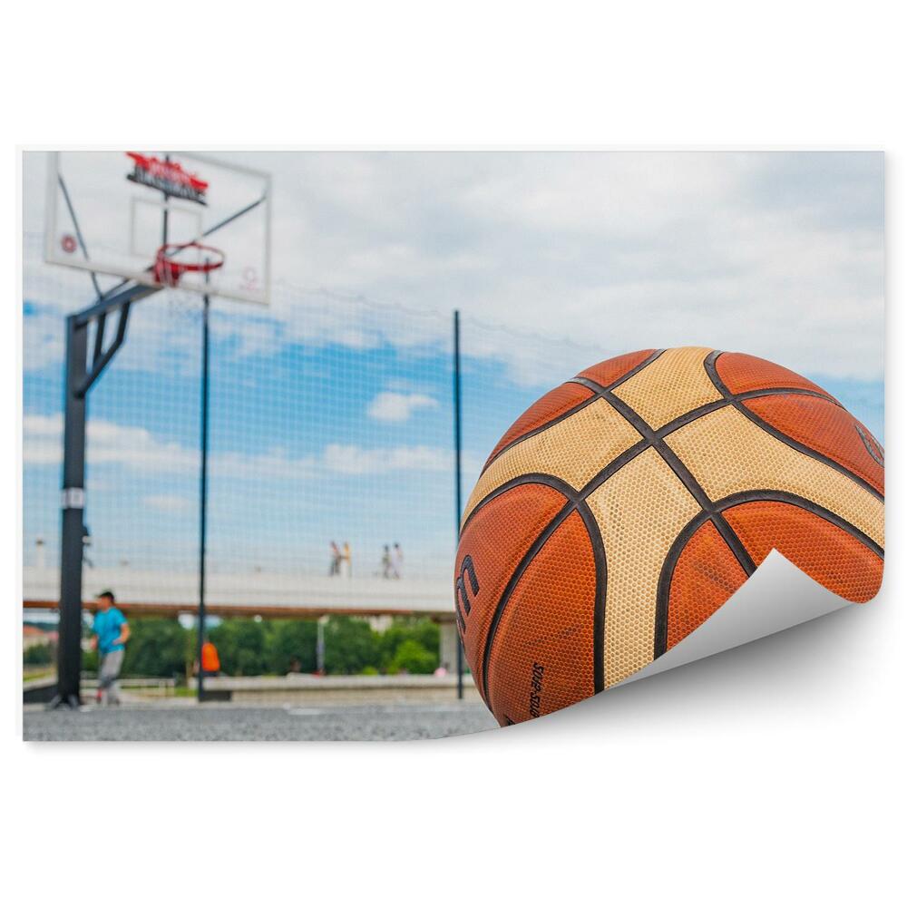 Fototapeta samoprzylepna Piłka do koszykówki boisko ludzie chmury niebo