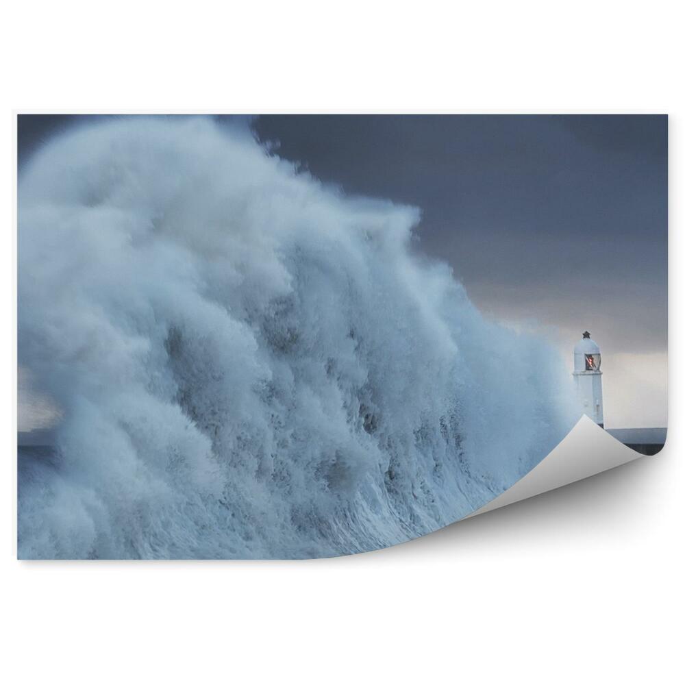 Fototapeta na ścianę Fale rozbijające się o betonowe molo latarnia morska burza