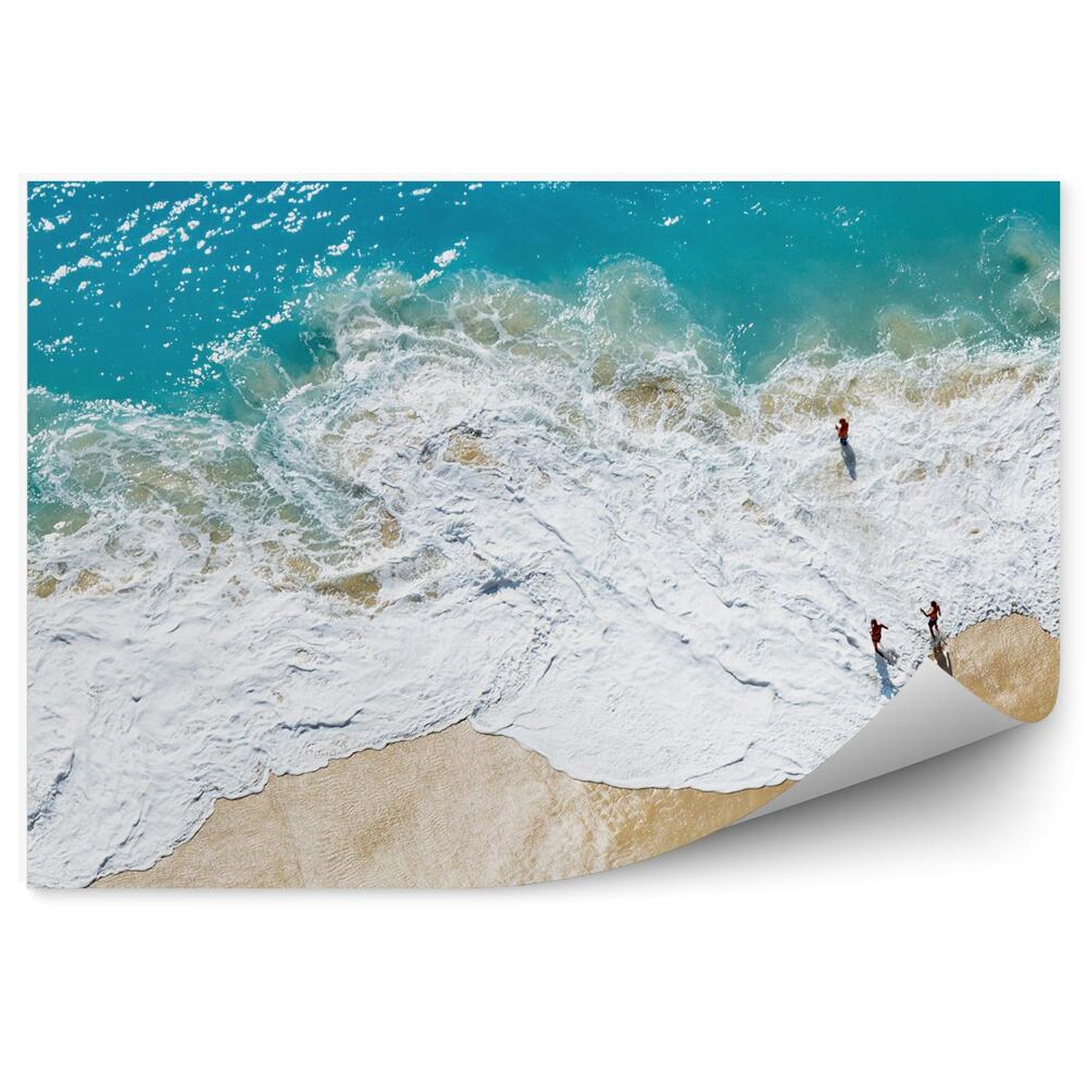 Fototapeta Widok z lotu ptaka tropikalna piaszczysta plaża ludzie fale oceanu