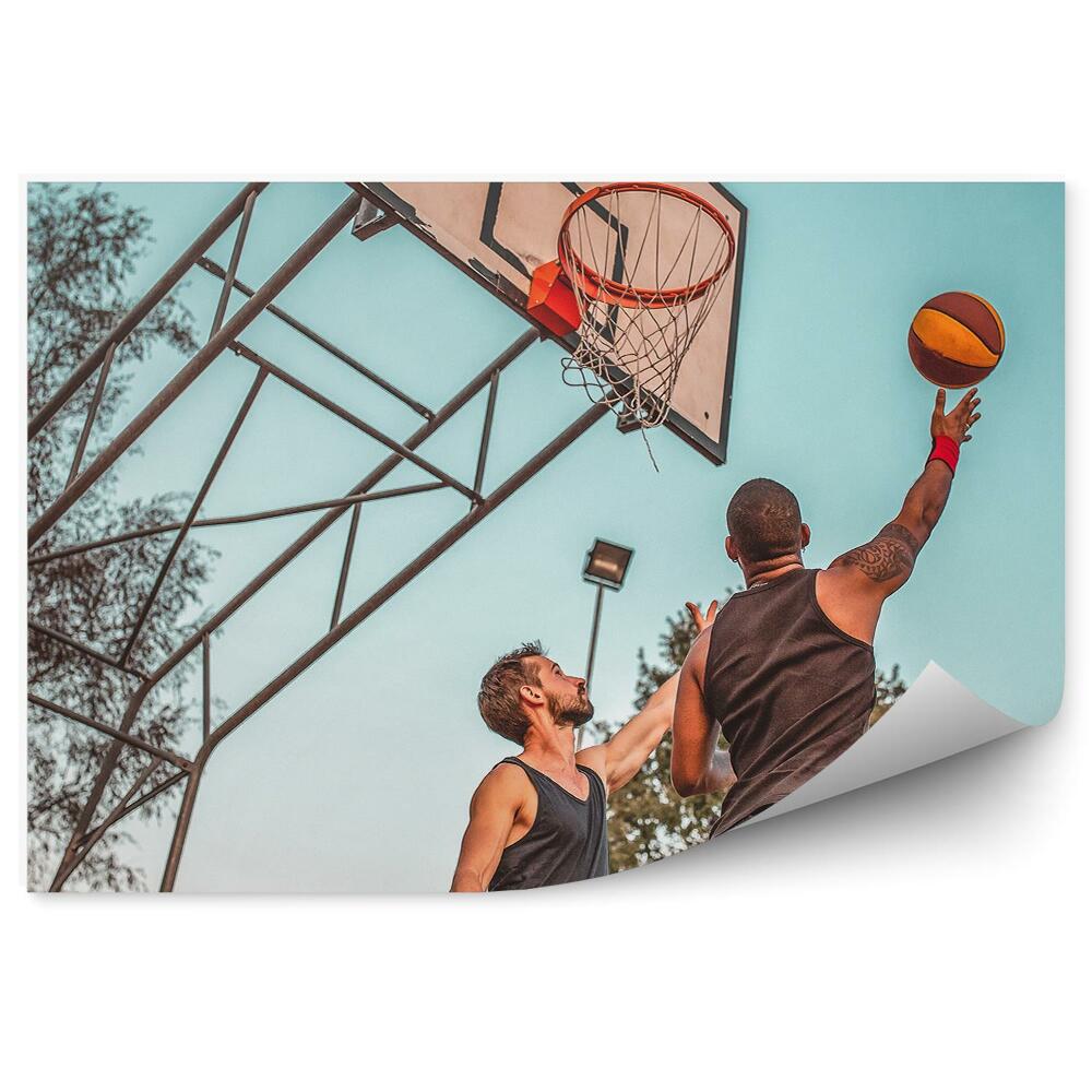 Fototapeta samoprzylepna Koszykarz piłka do koszykówki kosz drzewa budynki płot