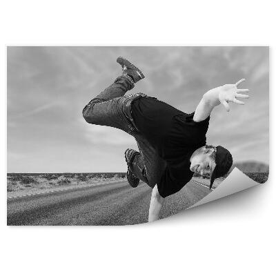 Fototapeta samoprzylepna Tancerz break dance droga niebo trawa