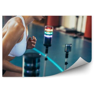 Fototapeta samoprzylepna Kobieta ćwiczy na boisku siłownia