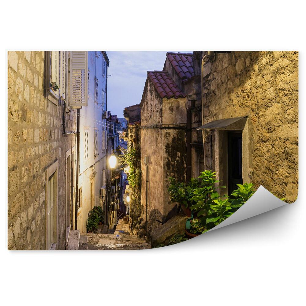 Fototapeta samoprzylepna Wąska średniowieczna uliczka latarnie