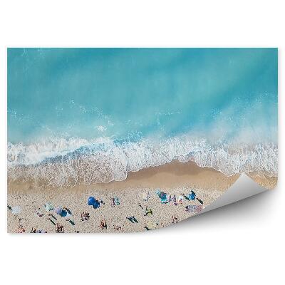 Fototapeta Widok z lotu ptaka tropikalna piaszczysta plaża fale oceanu ludzie parasole