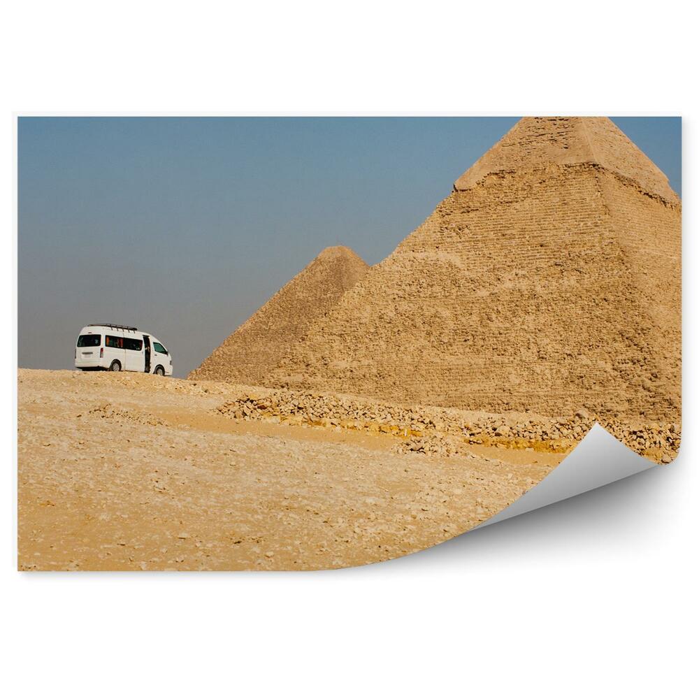 Fototapeta samoprzylepna Turystyczny van piramidy giza