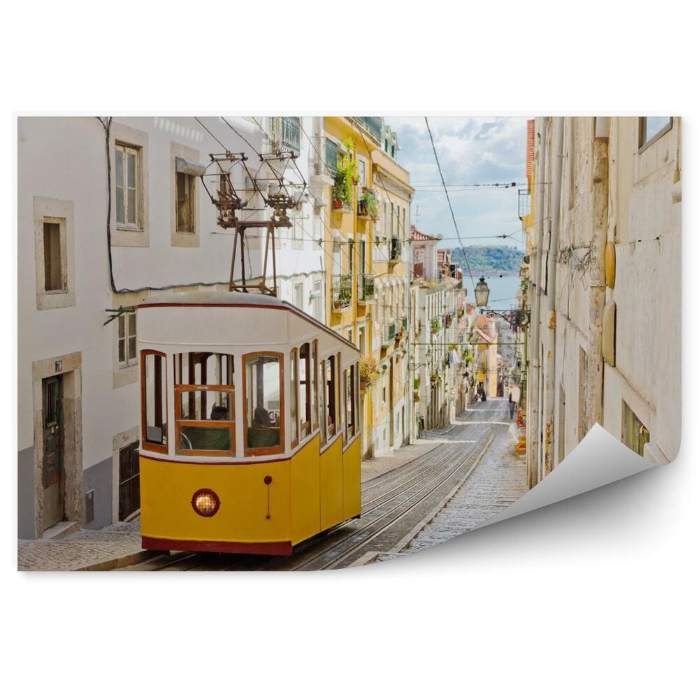 Fototapeta Zabytkowy tramwaj na uliczce w lizbonie