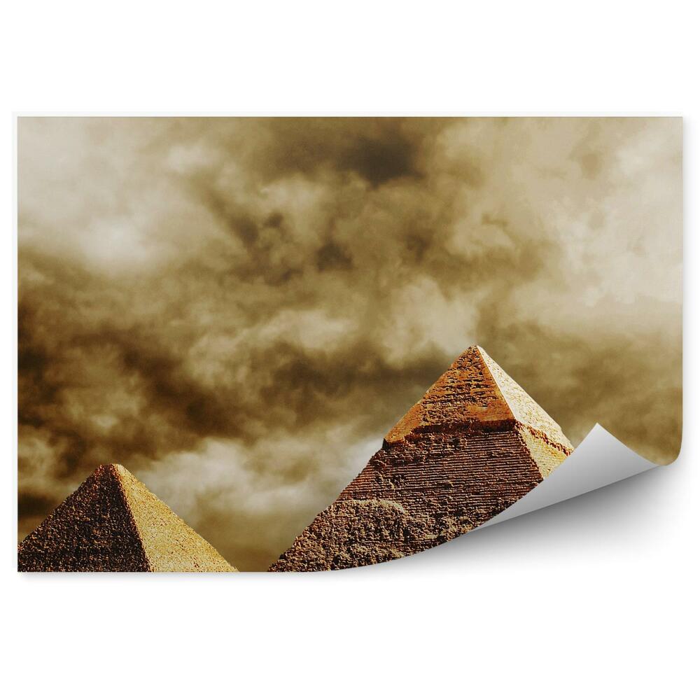 Fototapeta samoprzylepna Egipt piramidy pochmurne niebo