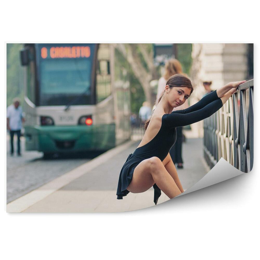 Fotopeta Młoda baletnica centrum miasta taniec poza