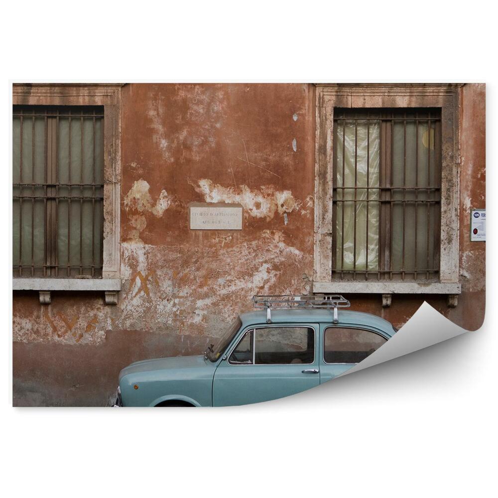 Fototapeta na ścianę Stary szary samochód w uliczce starego miasta