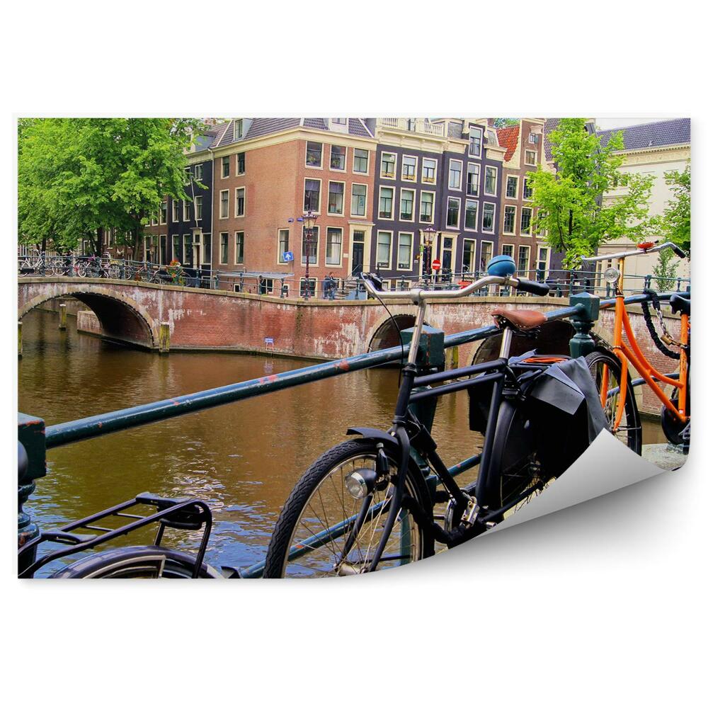 Fototapeta samoprzylepna Amsterdam kanał most z rowerami miasto