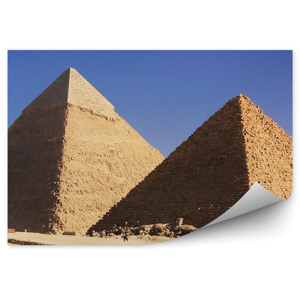 Fototapeta samoprzylepna Wielkie piramidy w gizie turyści piasek