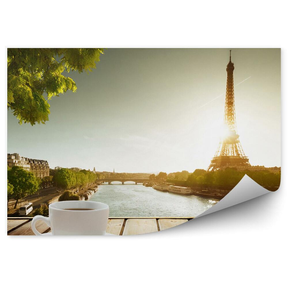 Fototapeta samoprzylepna Kawa na stole rzeka widok na wieżę eiffla